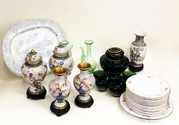Coppia di potiches, Cina, sec. XX, decorate a&nbsp;&nbsp;&nbsp;&nbsp;&nbsp;&nbsp;&nbsp;&nbsp;&nbsp;&nbsp;&nbsp;&nbsp;&nbsp;&nbsp;&nbsp;&nbsp;&nbsp;&nbsp;&nbsp;&nbsp;&nbsp;&nbsp;&nbsp;&nbsp;&nbsp;&nbsp;&nbsp;&nbsp;&nbsp;