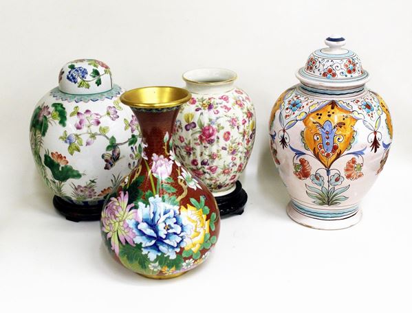 Quattro vasi, sec. XX, produzioni continentali e orientali, in ceramica&nbsp;&nbsp;&nbsp;