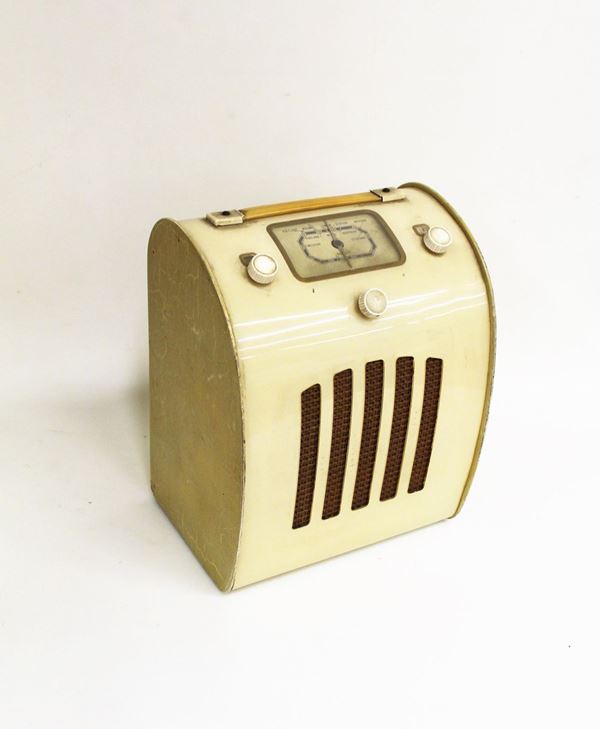 Radio, Londra, 1946, produzione Ever Ready Co., cm 25,4 x 20,3 x 32,4&nbsp;&nbsp;&nbsp;&nbsp;&nbsp;