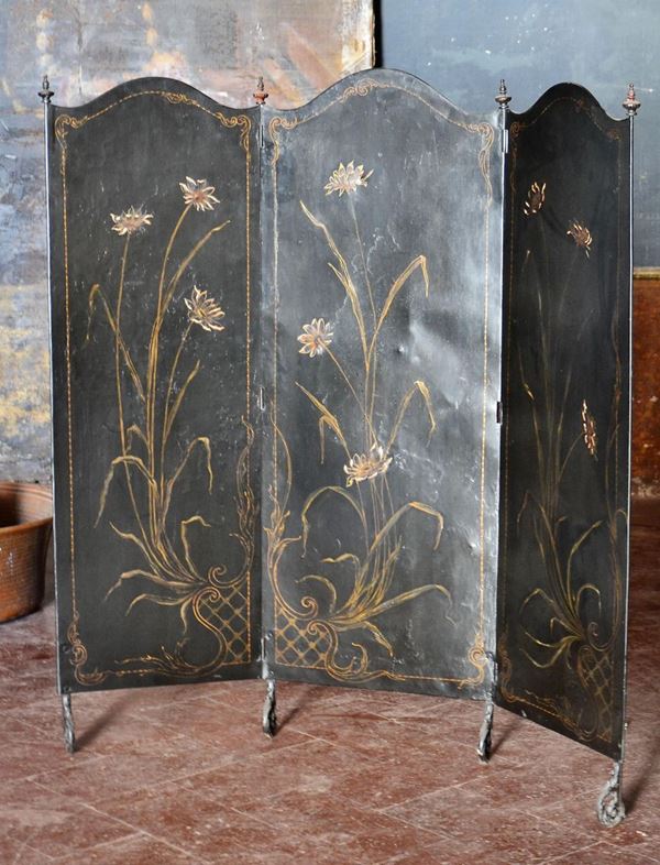 Paravento, inizi sec. XX, in ferro laccato, tre&nbsp;&nbsp;&nbsp;&nbsp;&nbsp;&nbsp;&nbsp;&nbsp;&nbsp;&nbsp;&nbsp;&nbsp;&nbsp;&nbsp;&nbsp;&nbsp;&nbsp;&nbsp;&nbsp;&nbsp;&nbsp;&nbsp;&nbsp;&nbsp;&nbsp;&nbsp;&nbsp;  - Asta ASTA A TEMPO - ANTIQUARIATO E COLLEZIONISMO - Poggio Bracciolini Casa d'Aste