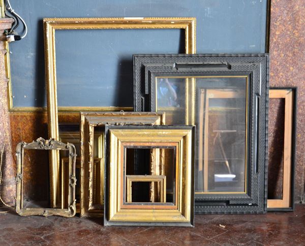 Sedici cornici, dal sec. XIX al sec. XX, in legno&nbsp;&nbsp;&nbsp;&nbsp;&nbsp;&nbsp;&nbsp;&nbsp;&nbsp;&nbsp;&nbsp;&nbsp;&nbsp;&nbsp;&nbsp;&nbsp;&nbsp;&nbsp;&nbsp;&nbsp;&nbsp;&nbsp;&nbsp;&nbsp;&nbsp;  - Asta ASTA A TEMPO - ANTIQUARIATO E COLLEZIONISMO - Poggio Bracciolini Casa d'Aste