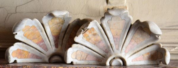 Rosone, sec. XVIII, in marmo, rosa e bianco, cm 37&nbsp;&nbsp;&nbsp;&nbsp;&nbsp;&nbsp;&nbsp;&nbsp;&nbsp;&nbsp;&nbsp;&nbsp;&nbsp;&nbsp;&nbsp;&nbsp;&nbsp;&nbsp;&nbsp;&nbsp;&nbsp;&nbsp;&nbsp;&nbsp;  - Asta ASTA A TEMPO - ANTIQUARIATO E COLLEZIONISMO - Poggio Bracciolini Casa d'Aste