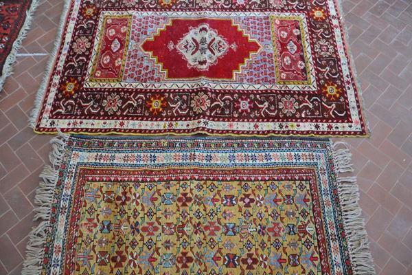 Due tappeti persiani, sec. XX, fondo a fiori, cm 75x125 e cm 105x160,     