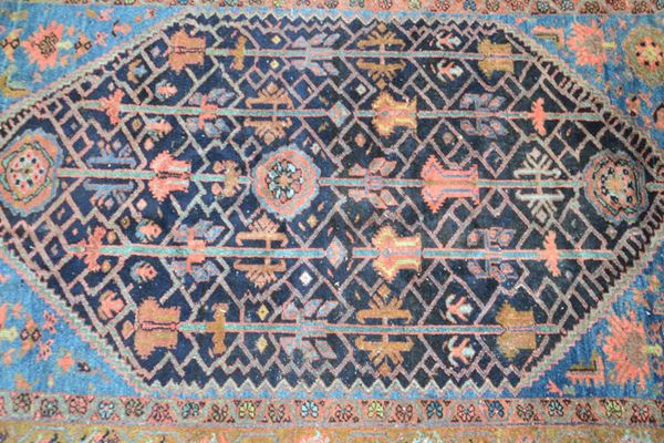 Tappeto persiano, sec. XX, fondo a disegni floreali e reperti archeologici,