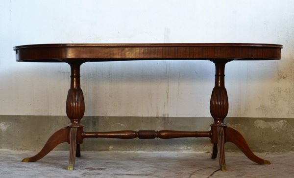 Tavolino ovale, sec. XX, in mogano, cm 90x80x180&nbsp;&nbsp;&nbsp;&nbsp;&nbsp;&nbsp;&nbsp;&nbsp;&nbsp;&nbsp;&nbsp;&nbsp;&nbsp;&nbsp;&nbsp;&nbsp;&nbsp;&nbsp;&nbsp;&nbsp;&nbsp;&nbsp;&nbsp;&nbsp;&nbsp;&nbsp;