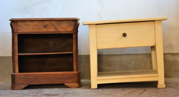 Credenzino, sec. XX, in noce ad un cassetto e vano&nbsp;&nbsp;&nbsp;&nbsp;&nbsp;&nbsp;&nbsp;&nbsp;&nbsp;&nbsp;&nbsp;&nbsp;&nbsp;&nbsp;&nbsp;&nbsp;&nbsp;&nbsp;&nbsp;&nbsp;&nbsp;&nbsp;&nbsp;&nbsp;  - Asta ASTA A TEMPO - ANTIQUARIATO E COLLEZIONISMO - Poggio Bracciolini Casa d'Aste