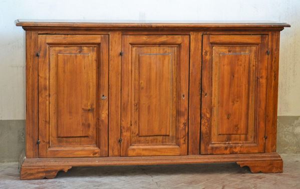 Credenza, sec. XX, in legnoa tre sportelli sformellati, cm 160x35x90      