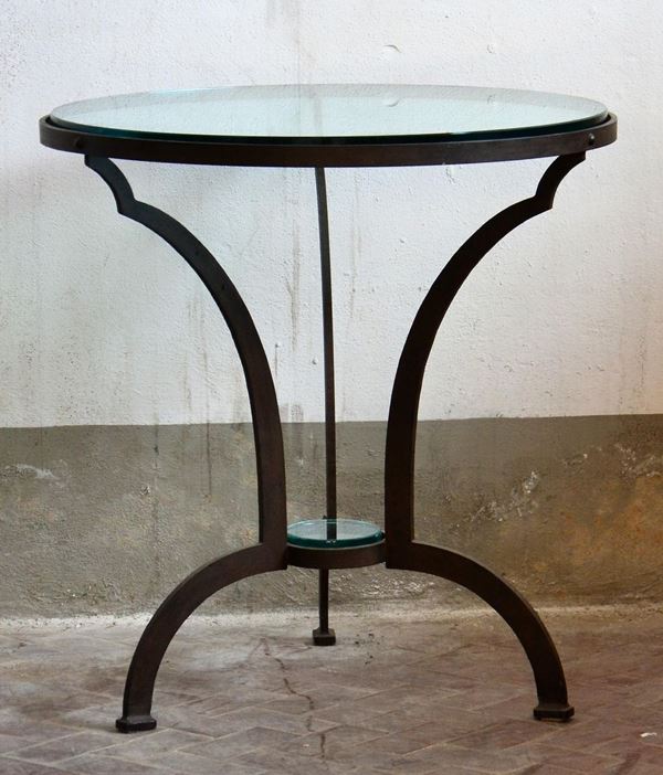 Tavolino circolare da fumo, sec. XX, base in ferro e piano in vetro, cm&nbsp;&nbsp;&nbsp;
