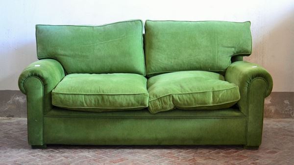 Due divani moderni, a tre posti, rivestiti in stoffa verde, cm 190x90x95 e  - Asta ASTA A TEMPO - ANTIQUARIATO E COLLEZIONISMO - Poggio Bracciolini Casa d'Aste