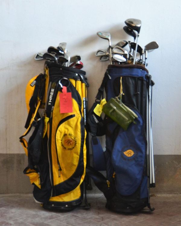 Due borse da golf, contenenti varie mazze&nbsp;&nbsp;&nbsp;&nbsp;&nbsp;&nbsp;&nbsp;&nbsp;&nbsp;&nbsp;&nbsp;&nbsp;&nbsp;&nbsp;&nbsp;&nbsp;&nbsp;&nbsp;&nbsp;&nbsp;&nbsp;&nbsp;&nbsp;&nbsp;&nbsp;&nbsp;&nbsp;&nbsp;&nbsp;&nbsp;&nbsp;&nbsp;&nbsp;