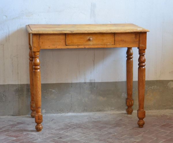 Tavolino, sec. XIX, in abete ad un cassetto, gambe tornite, cm 90x50x77&nbsp;&nbsp;&nbsp;