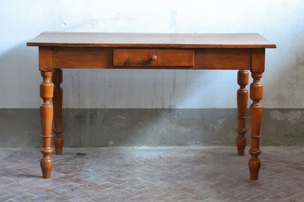 Tavolo, sec. XIX, in abete, un cassetto, gambe tornite, cm 139x68x80&nbsp;&nbsp;&nbsp;&nbsp;&nbsp;&nbsp;