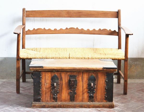 Divanetto, sec. XX, in legno e paglia, cm 125x56x86&nbsp;&nbsp;&nbsp;&nbsp;&nbsp;&nbsp;&nbsp;&nbsp;&nbsp;&nbsp;&nbsp;&nbsp;&nbsp;&nbsp;&nbsp;&nbsp;&nbsp;&nbsp;&nbsp;&nbsp;&nbsp;&nbsp;&nbsp;