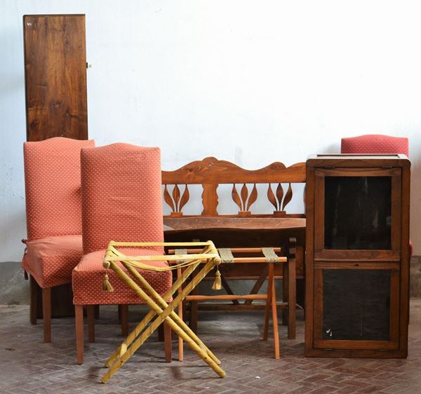 Panchette in legno, portavasoin legno, penisola, tre sedie, portavaligia e