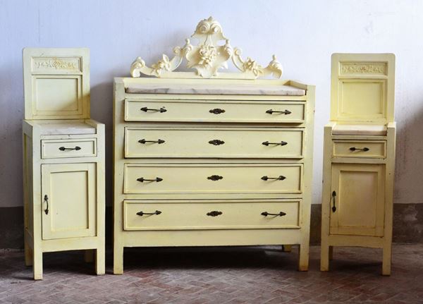 Cassettone e coppia di comodini, inizi sec. XX, in legno laccato, piani in