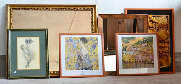Specchiera, sec. XX, in cornice dorata e lavorata&nbsp;&nbsp;&nbsp;&nbsp;&nbsp;&nbsp;&nbsp;&nbsp;&nbsp;&nbsp;&nbsp;&nbsp;&nbsp;&nbsp;&nbsp;&nbsp;&nbsp;&nbsp;&nbsp;&nbsp;&nbsp;&nbsp;&nbsp;&nbsp;&nbsp;  - Asta ASTA A TEMPO - ANTIQUARIATO E COLLEZIONISMO - Poggio Bracciolini Casa d'Aste
