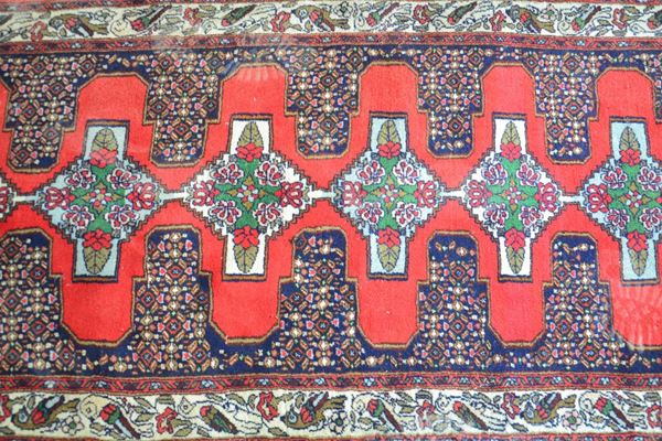 Galleria persiana, sec. XX, fondo rosso a disegni floreali, cm 90x300&nbsp;&nbsp;&nbsp;&nbsp;&nbsp;