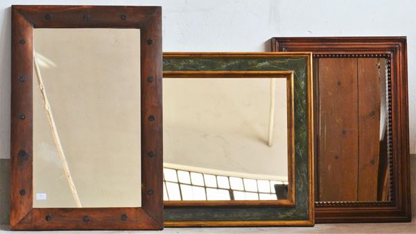 Tre specchiere, sec. XX, cornice in legno, misure varie&nbsp;&nbsp;&nbsp;&nbsp;&nbsp;&nbsp;&nbsp;&nbsp;&nbsp;&nbsp;&nbsp;&nbsp;&nbsp;&nbsp;&nbsp;&nbsp;&nbsp;&nbsp;&nbsp;