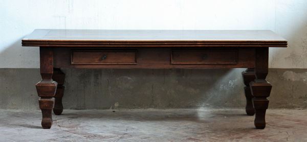 Tavolino basso da fumo, sec. XX, in legno, due cassetti, cm 149x70x53&nbsp;&nbsp;&nbsp;&nbsp;&nbsp;