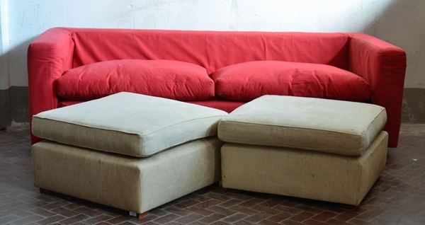 Divano a tre posti, imbottita e ricoperto in stoffa rossa, cm 220x82x68&nbsp;&nbsp;&nbsp;