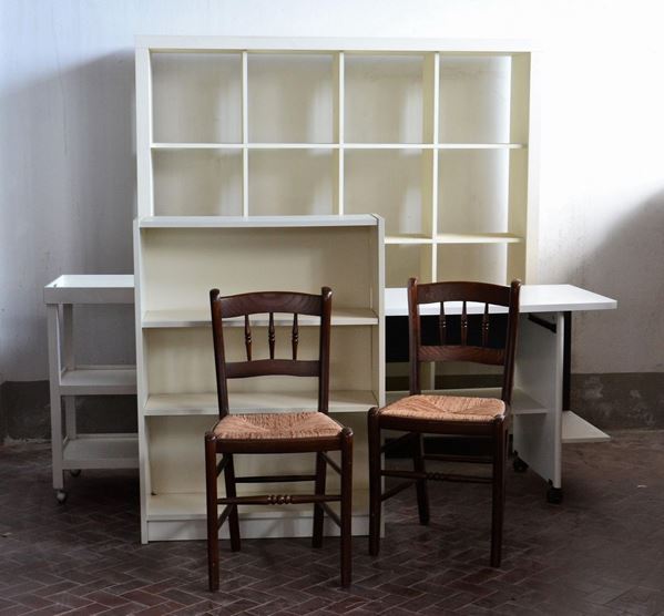 Libreria, scrivania, carrello, due sediee piccola liberia, il tutto in&nbsp;&nbsp;&nbsp;&nbsp;