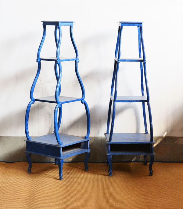 Due librerie, sec. XX, a colonna, in legno laccato azzurro, piedi mossi,&nbsp;&nbsp;