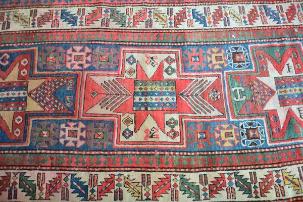 Tappeto caucasico, sec. XX, tre borchie centrali, cm 118x270, difetti&nbsp;&nbsp;&nbsp;&nbsp;&nbsp;