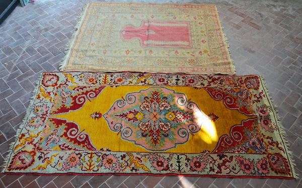 Due tappeti persiani, sec. XX, fondo chiaro, cm 110x140 e cm 90x180 (2)&nbsp;&nbsp;&nbsp;