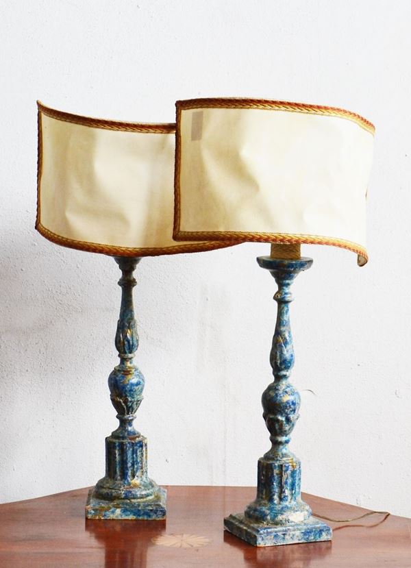 Due lumi da tavolo, in stile 700, in legno laccato, alt. cm 44&nbsp;&nbsp;&nbsp;&nbsp;&nbsp;&nbsp;&nbsp;&nbsp;&nbsp;&nbsp;&nbsp;&nbsp;