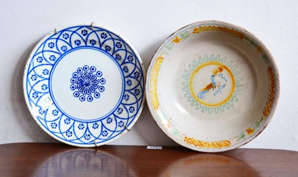 Piatto, sec. XIX, in maiolica decorata, cm 32&nbsp;&nbsp;&nbsp;&nbsp;&nbsp;&nbsp;&nbsp;&nbsp;&nbsp;&nbsp;&nbsp;&nbsp;&nbsp;&nbsp;&nbsp;&nbsp;&nbsp;&nbsp;&nbsp;&nbsp;&nbsp;&nbsp;&nbsp;&nbsp;&nbsp;&nbsp;&nbsp;&nbsp;&nbsp;  - Asta ASTA A TEMPO - ANTIQUARIATO E COLLEZIONISMO - Poggio Bracciolini Casa d'Aste