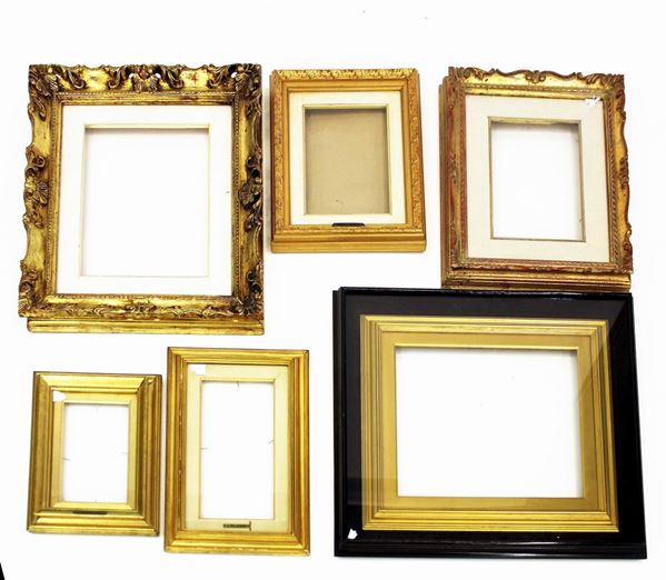 Quindici cornici, sec. XX in legno, differenti finiture, fogge, e&nbsp;&nbsp;&nbsp;&nbsp;&nbsp;&nbsp;&nbsp;&nbsp;&nbsp;