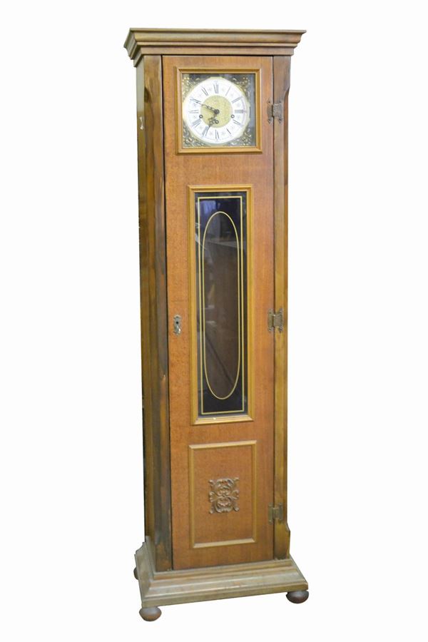 Orologio a colonna, sec. XX, torre in legno, quadrante in metallo dorato ad