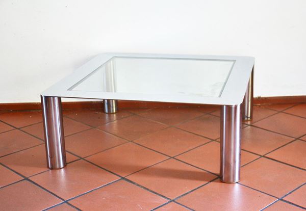 Tavolino da fumo, anni 70, in metallo cromato e vetro, cm 90x36&nbsp;&nbsp;&nbsp;&nbsp;&nbsp;&nbsp;&nbsp;&nbsp;&nbsp;&nbsp;&nbsp;