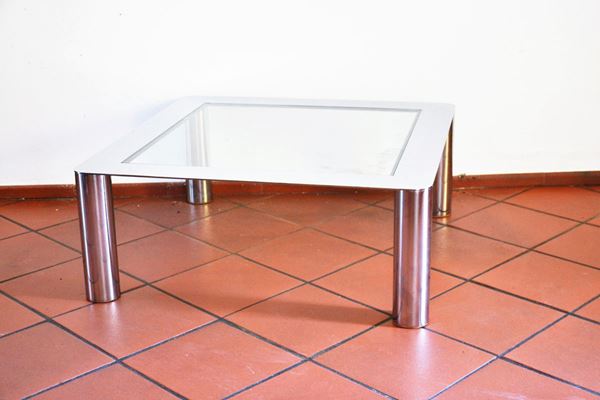 Tavolino da fumo, anni 70, in metallo cromato e vetro, cm 90x36&nbsp;&nbsp;&nbsp;&nbsp;&nbsp;&nbsp;&nbsp;&nbsp;&nbsp;&nbsp;&nbsp;