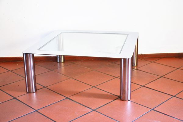 Tavolino da fumo, anni 70, in metallo cromato e vetro, cm 90x36&nbsp;&nbsp;&nbsp;&nbsp;&nbsp;&nbsp;&nbsp;&nbsp;&nbsp;&nbsp;&nbsp;