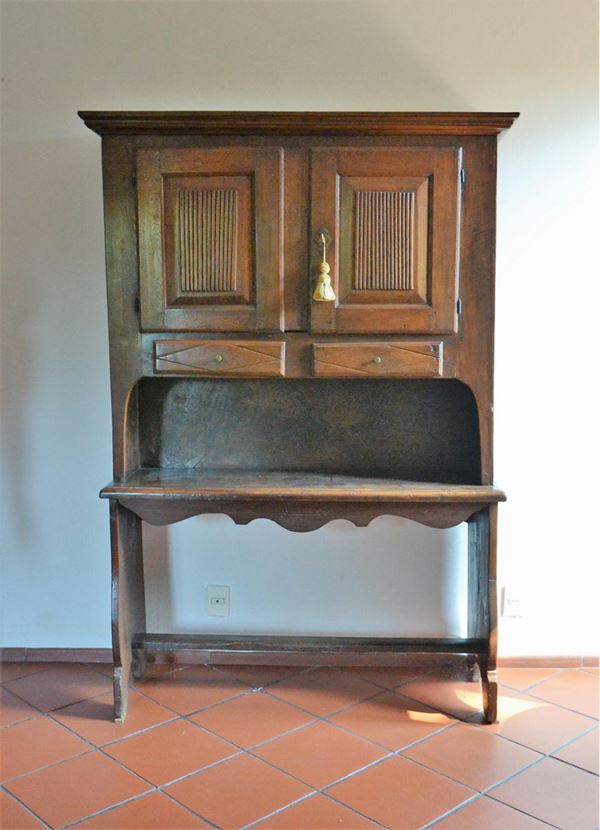 Credenza, sec. XX, in noce, due sportelli e due cassetti, vani a giorno, cm