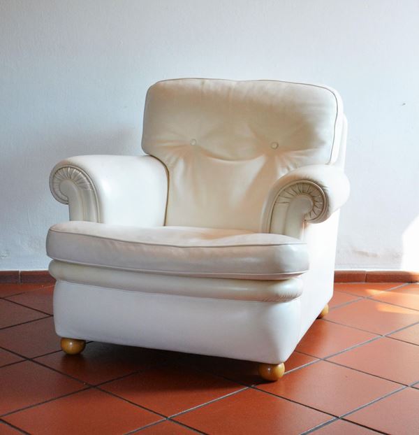 Poltrona, sec. XX, manifattura Frau, rivestita in pelle bianca, cm 85X85X76