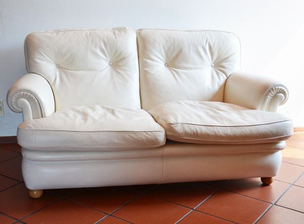 Divano, sec. XX, maifattura Frau, rivestita in pelle bianca, cm 152x82x86&nbsp;