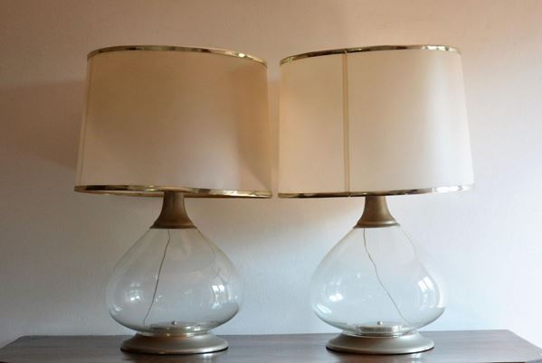 Tre lumi da tavolo, anni 80, in metallo e vetro, completi di paralumi, alt.