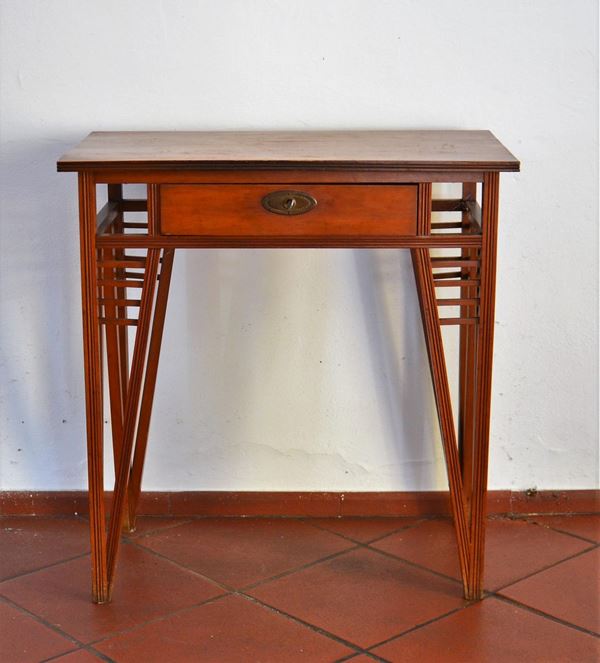 Tavolino, anni 30, in ciliegio, un cassetto nella fascia, gambe sacnalate,