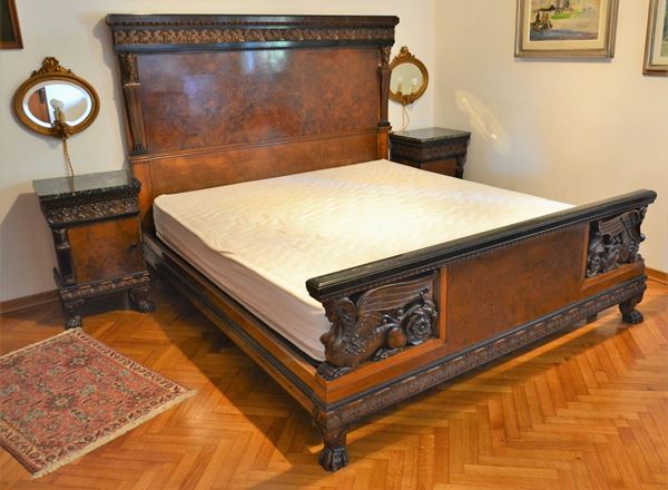 Letto matrimoniale, coppia di comodini, e due specchi ovali, in stile&nbsp;&nbsp;&nbsp;&nbsp;&nbsp;