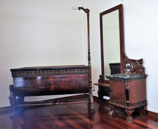 Toilette, e culla, in stile Impero, in noce e radica di noce, piano in&nbsp;&nbsp;&nbsp;&nbsp;