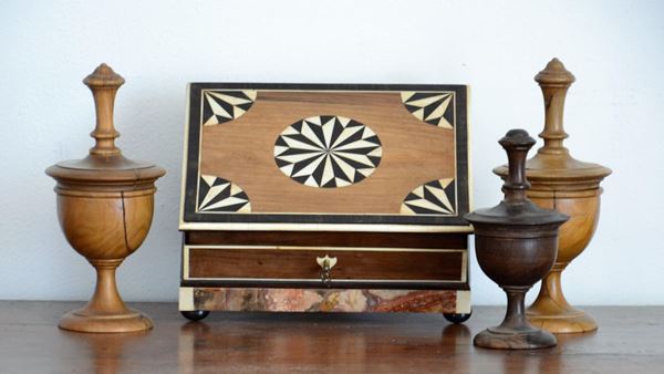 Scatolina e tre vasetti, sec. XIX/XX, in legno tornito e intarsiato (3)&nbsp;&nbsp;&nbsp;