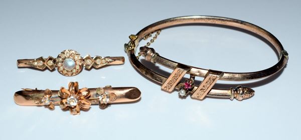 BRACCIALE, E DUE SPILLE IN ORO A BASSO TITOLO
