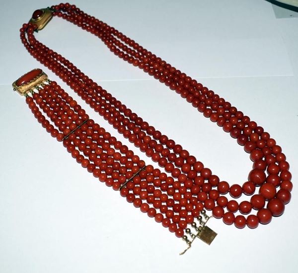 DEMI-PARURE , IN ORO GIALLO E CORALLO COMPOSTO