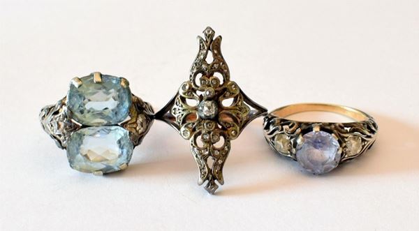 TRE ANELLI INIZI SEC. XX IN ORO A BASSO TITOLO,  - Asta GIOIELLI, ARGENTI, ARREDI, OGGETTI D'ARTE E DIPINTI - Poggio Bracciolini Casa d'Aste