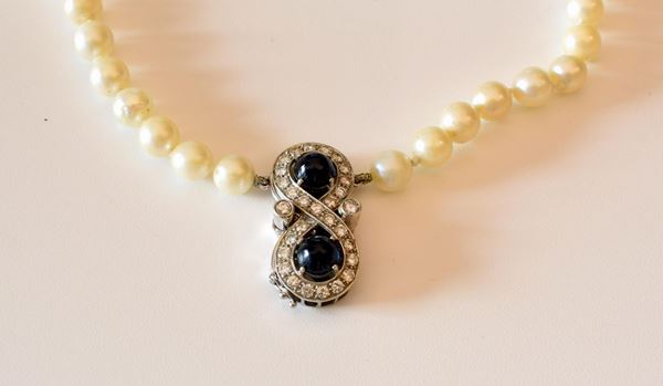 GIROCOLLO IN ORO BIANCO, ZAFFIRI E PERLE                                    - Asta GIOIELLI, ARGENTI, ARREDI, OGGETTI D'ARTE E DIPINTI - Poggio Bracciolini Casa d'Aste