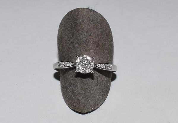 ANELLO IN ORO BIANCO E DIAMANTI                                           