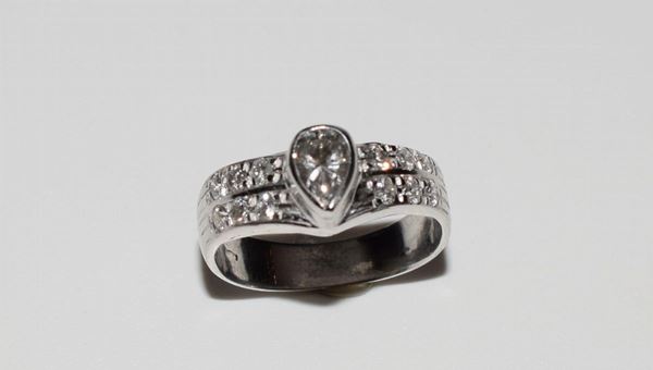 ANELLO IN ORO BIANCO E DIAMANTI                                           