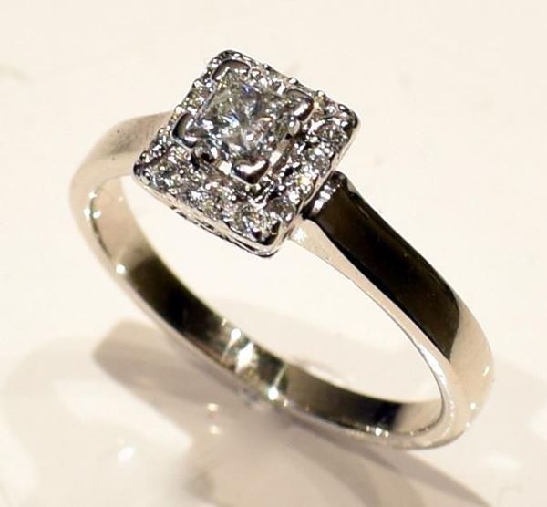 ANELLO IN ORO BIANCO E DIAMANTI                                           